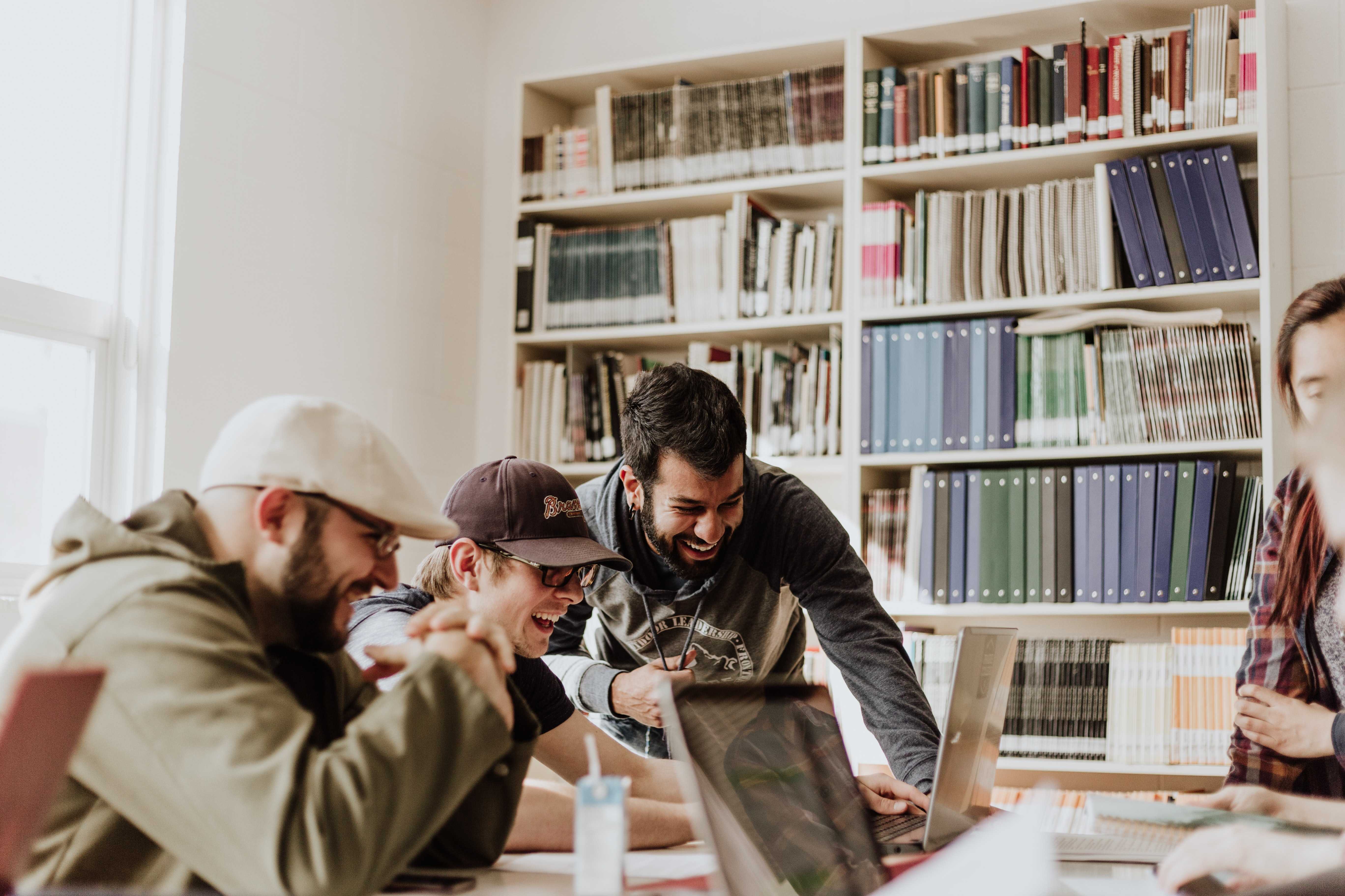 Team arbeitet gemeinsam am Tisch